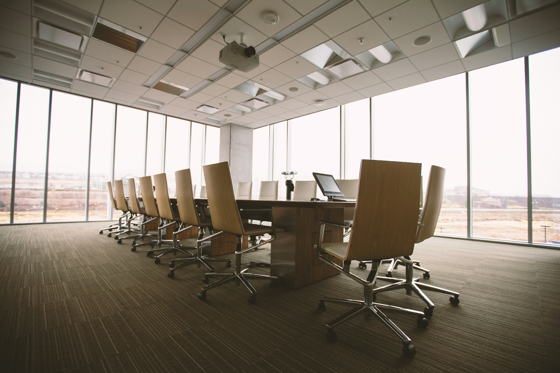Sala de reuniones empresarial con vistas