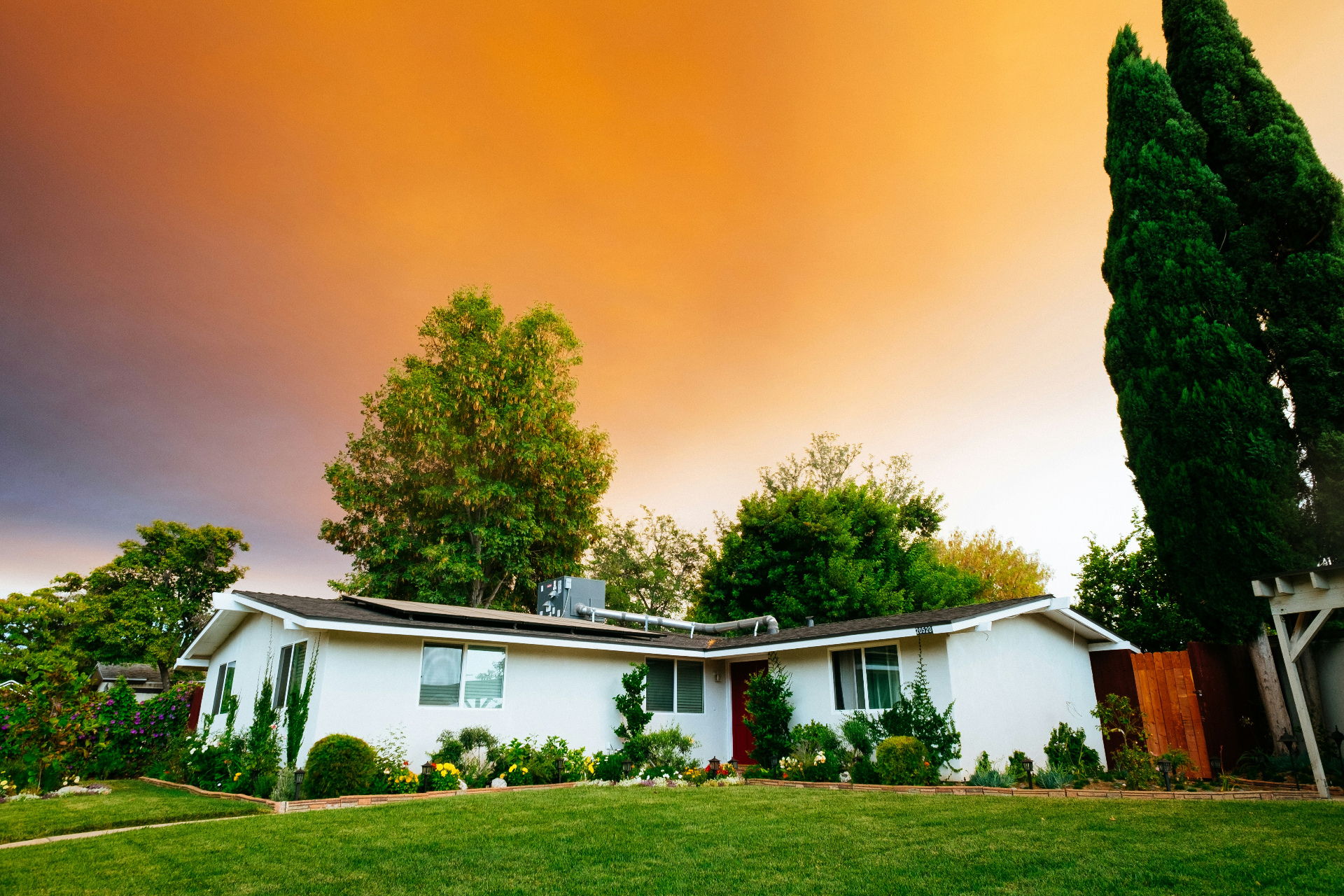 Hogar con paneles solares al atardecer